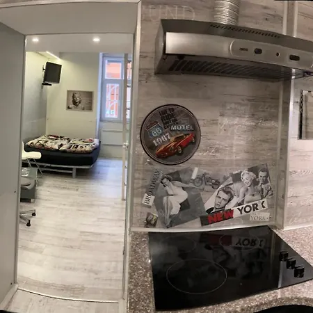 Marilyn Center * Beci