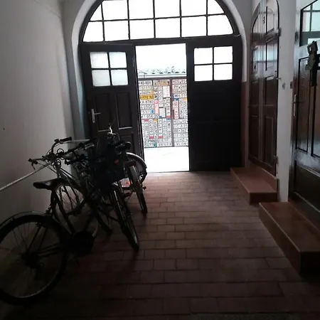 Marilyn Center * Beci