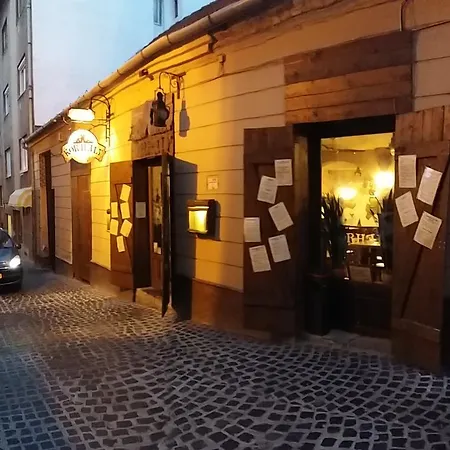 Marilyn Center * Beci