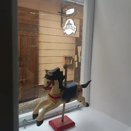 Marilyn Center * Beci